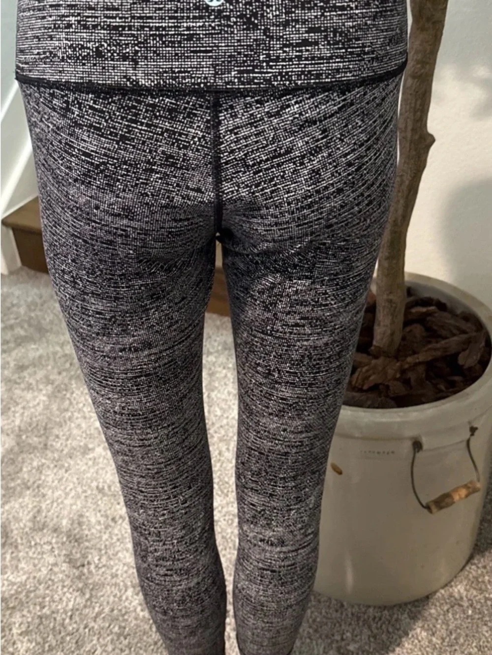 lululemon athletica Black and White Marled  Size 8  Leggings - 036